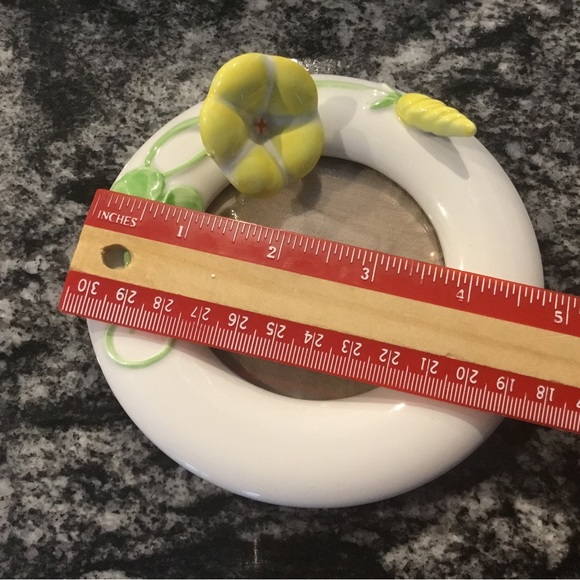 Fitz and Floyd round, 5” white frame with flower - Picture 6 of 8